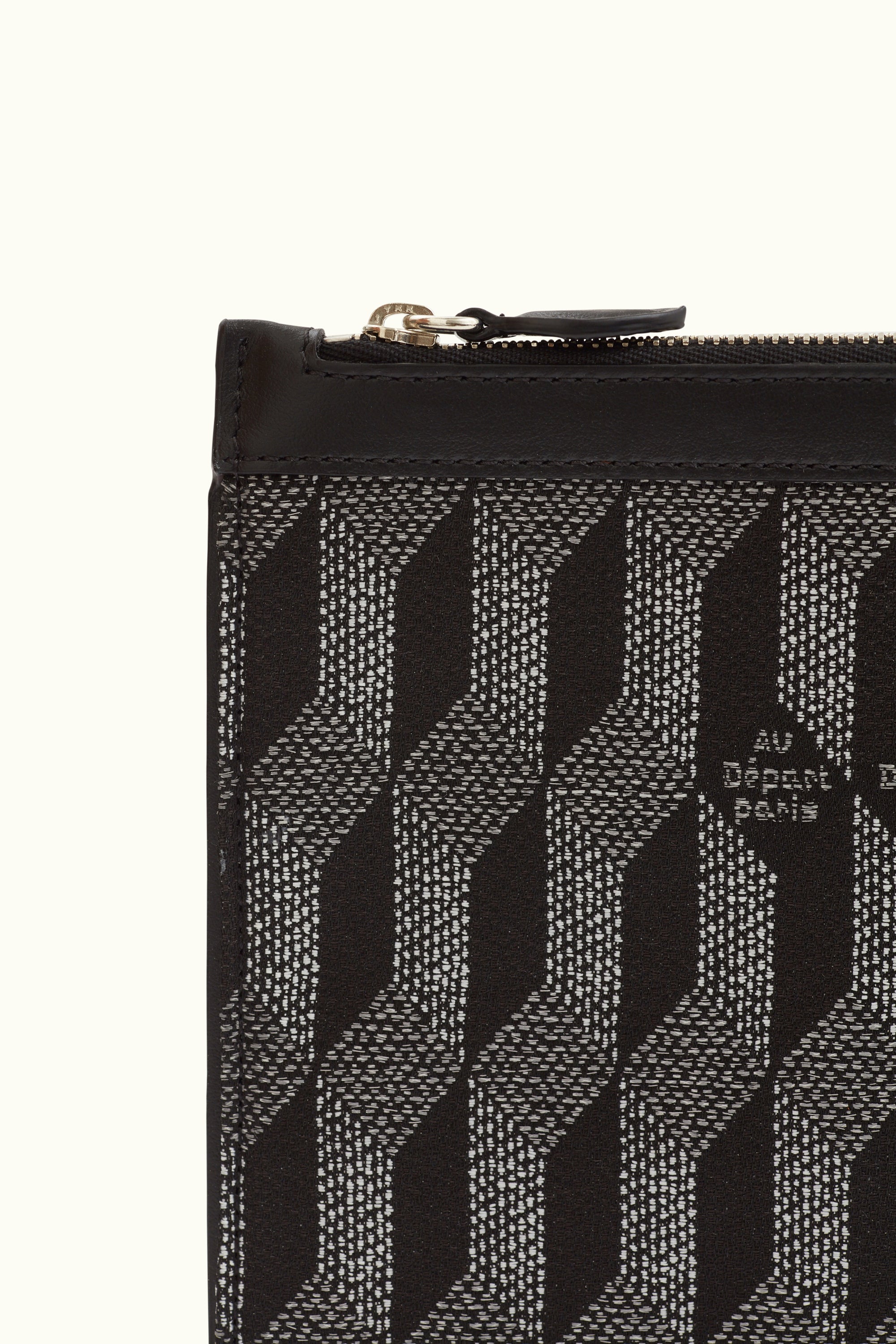 La Pochette M Reflective Jacquard